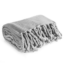 Flano deka EMMA s reliéfnym vzorom a strapcami sivá